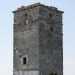 e in particolare della torre, solcata da un'evidente crepa verticale
